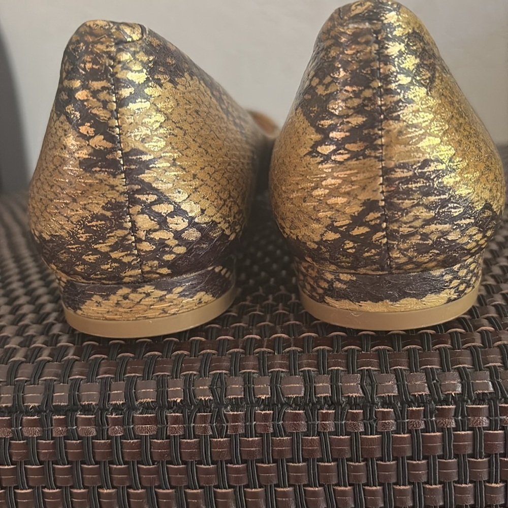 NWOT Pour La Victoire Gold Snakeskin Women's Flats, Sz 8 - Picture 6 of 12